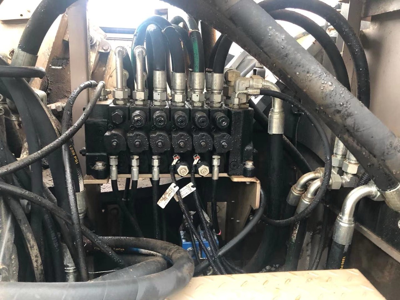 Hydraulic control valve and hose connections