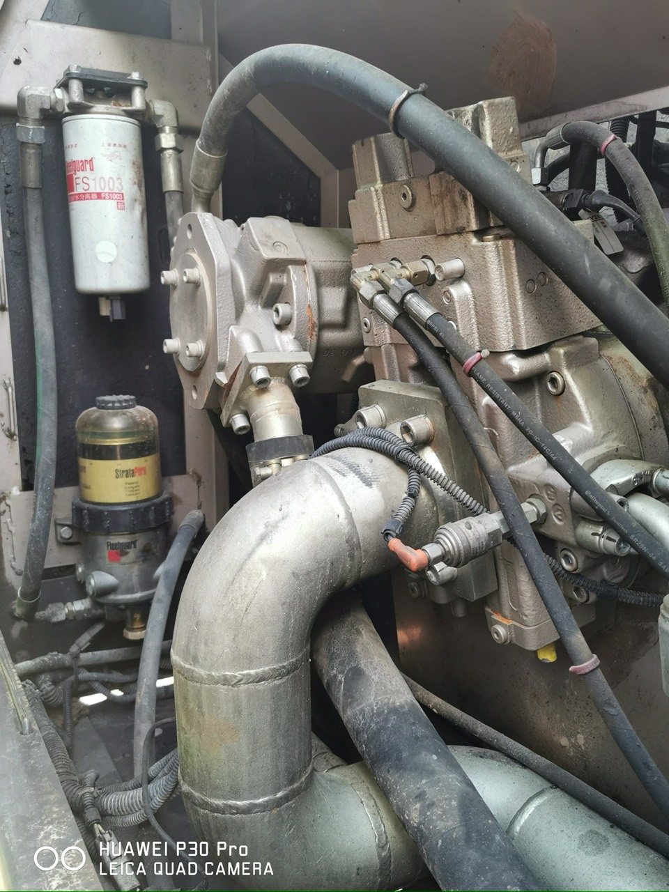 Hydraulic pump assembly inside a rotary drilling rig